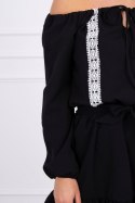 Sukienka z odkrytymi ramionami i koronką czarna
