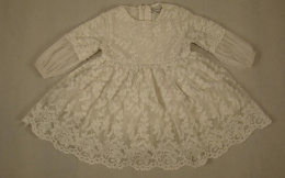 Biała haftowana sukienka z długim rękawem 80