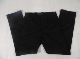 Czarne spodnie z prostą nogawką 33