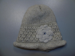Beżowa czapka - kapelusik z ozdobnym kwiatkiem