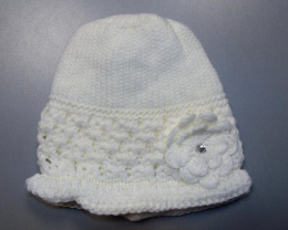 Biała czapka - kapelusik z ozdobnym kwiatkiem