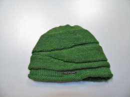 Ciemno zielona czapka z wywijanym dołem