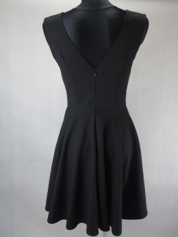 Czarna rozkloszowana sukienka bez rękawów 36