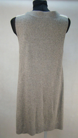 Sweterkowa szara sukienka z kieszeniami