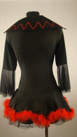 Czarna sukienka z wiązaniem i ozdobnym kołnierzem