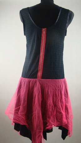 Czarno-różowa sukienka z nierównym dołem
