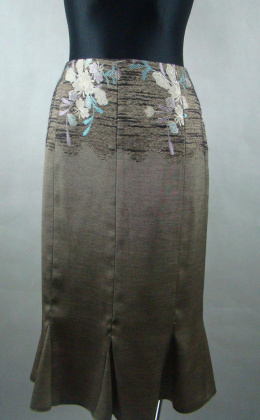 Ciemno beżowa spódnica z haftem 40