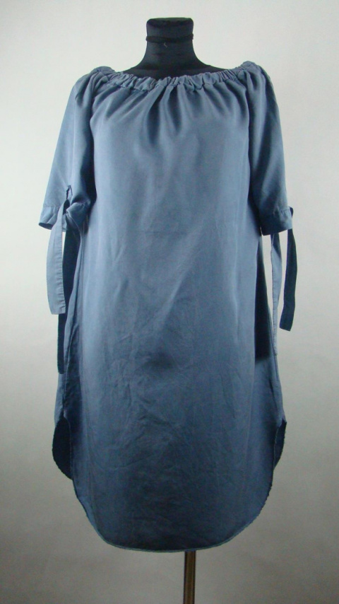 Niebieska sukienka z wiązaniem na rękawach