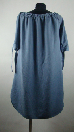 Niebieska sukienka z wiązaniem na rękawach
