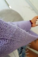 Sweter z kapturem i kieszeniami gładki fioletowy