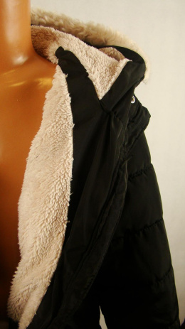 Czarna zimowa kurtka z kapturem rozm.140 cm