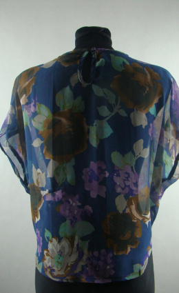 Ciemnoniebieska bluzka w kwiaty z wiązaniem 36